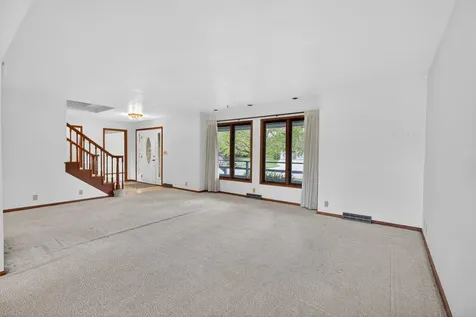 1828 Pinehurst Lane Waterloo IA 50701