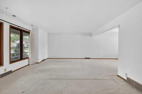 1828 Pinehurst Lane Waterloo IA 50701
