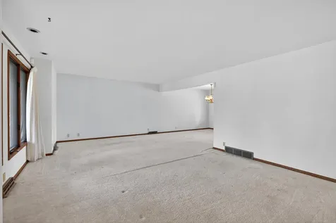 1828 Pinehurst Lane Waterloo IA 50701