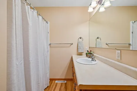 2524 NW 3rd Park Avenue Waverly IA 50677