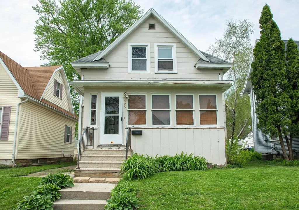 925 Forest Avenue Waterloo IA 50702