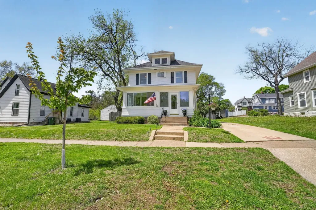 1815 Clay Street Cedar Falls IA 50613