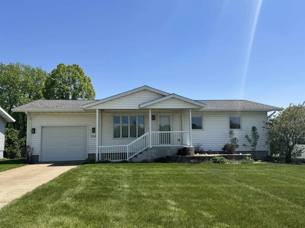 254 S Maple Avenue New Hampton IA 50659