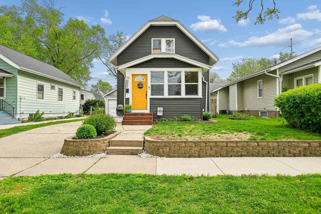921 NW H Avenue Cedar Rapids IA 52405