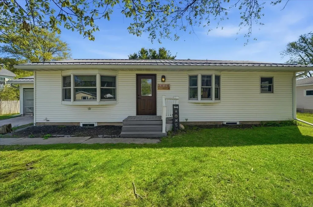 1416 Hillcrest Drive Waverly IA 50677