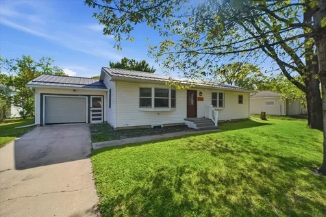 1416 Hillcrest Drive Waverly IA 50677