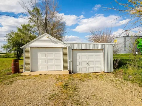 2405 II Avenue Toledo IA 52342