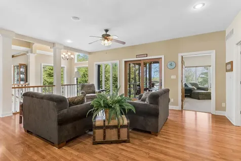 1005 Ashbury Circle Waverly IA 50677