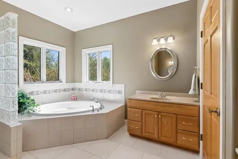 1005 Ashbury Circle Waverly IA 50677