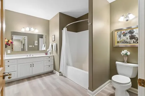 1005 Ashbury Circle Waverly IA 50677