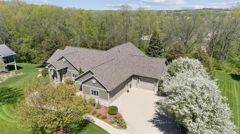 1005 Ashbury Circle Waverly IA 50677