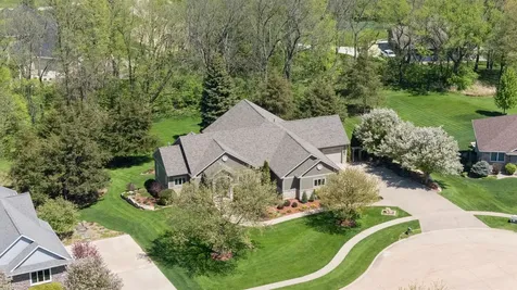 1005 Ashbury Circle Waverly IA 50677