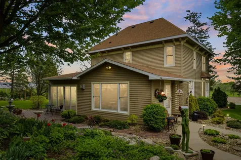5736 Hammond Avenue Waterloo IA 50701
