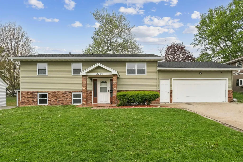 2756 Fairlane Avenue Waterloo IA 50702