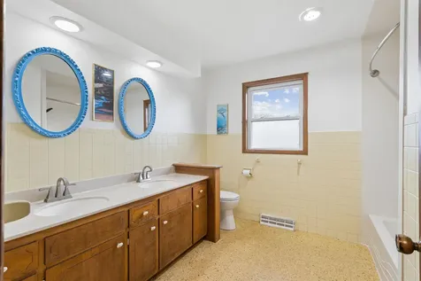 2756 Fairlane Avenue Waterloo IA 50702