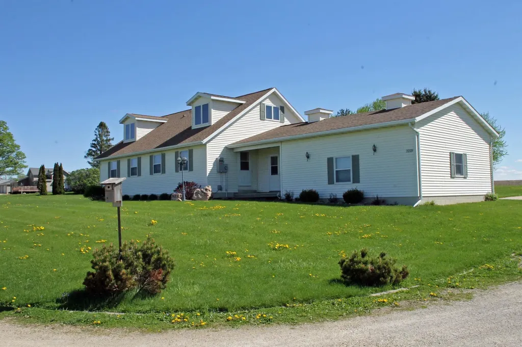 2229 Larrabee Avenue Waverly IA 50677