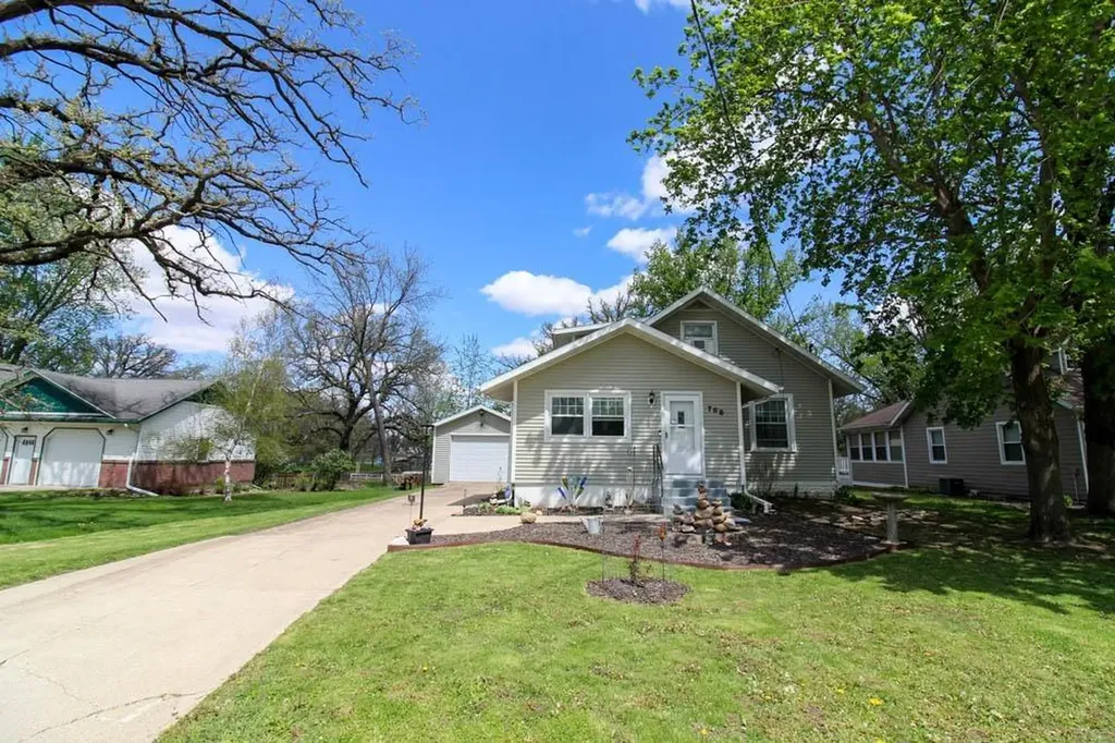 708 17th Avenue Eldora IA 50627