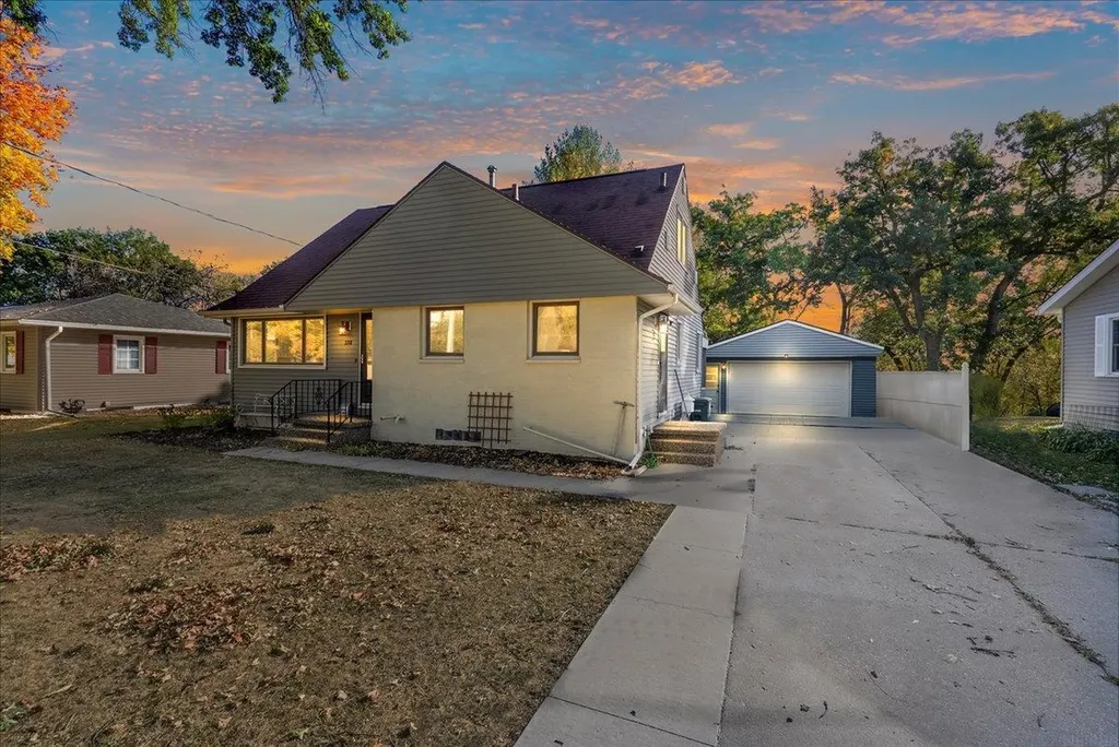 132 Desoto Avenue Waterloo IA 50701
