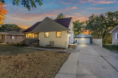 132 Desoto Avenue Waterloo IA 50701