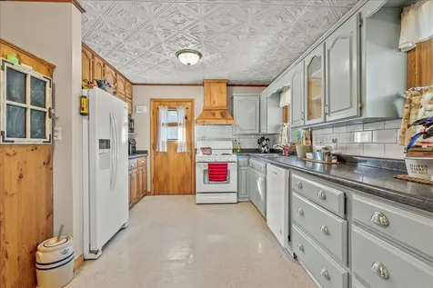 132 Desoto Avenue Waterloo IA 50701