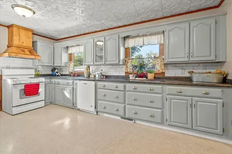 132 Desoto Avenue Waterloo IA 50701