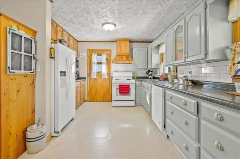 132 Desoto Avenue Waterloo IA 50701