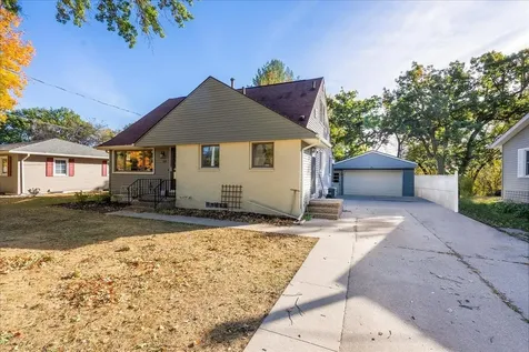 132 Desoto Avenue Waterloo IA 50701