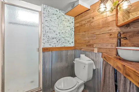 132 Desoto Avenue Waterloo IA 50701