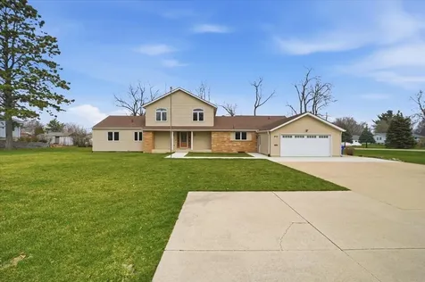 913 E Charles Oelwein IA 50662