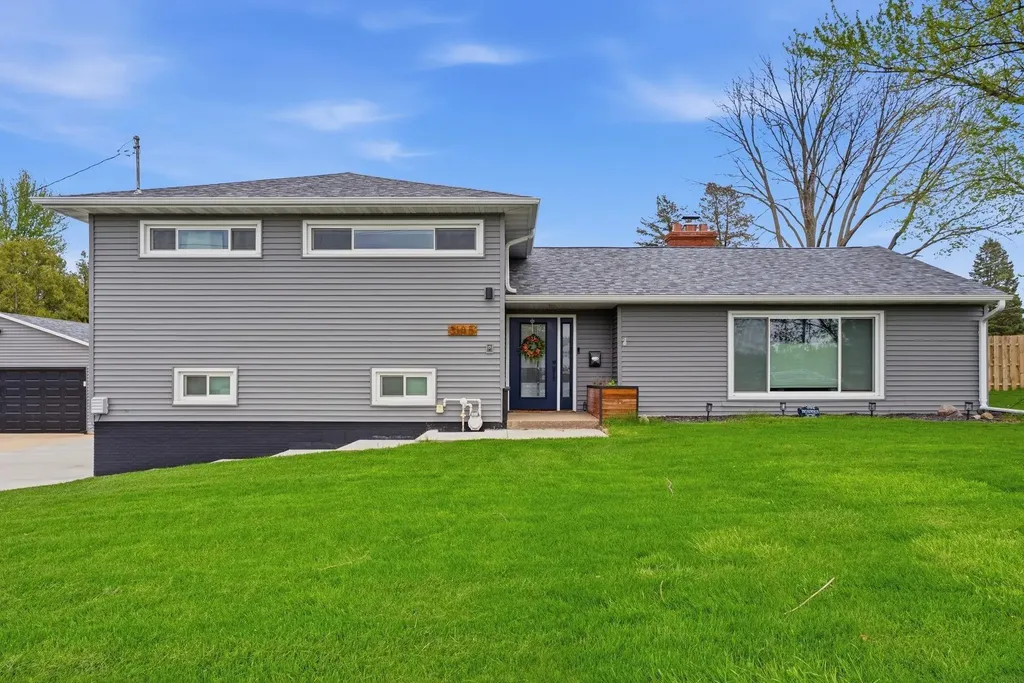 3105 Ansborough Avenue Waterloo IA 50701