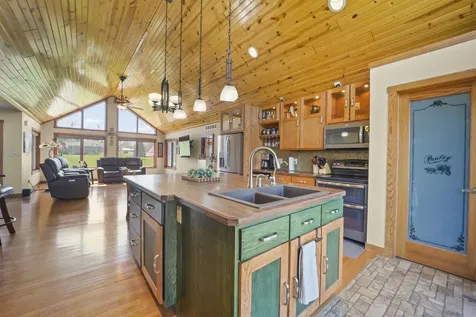 101 Ruth Road Waverly IA 50677