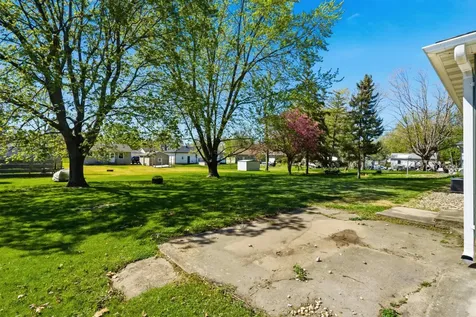 1110 N 2nd Street Manchester IA 52057