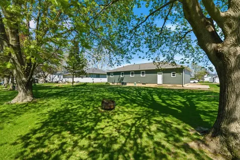 1110 N 2nd Street Manchester IA 52057