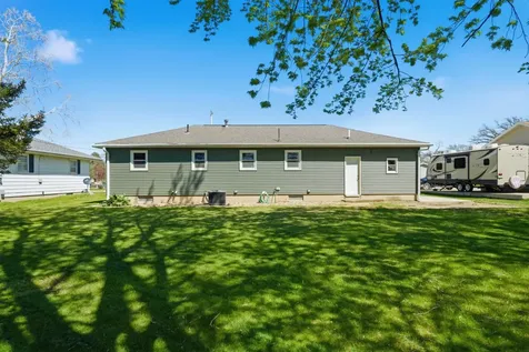 1110 N 2nd Street Manchester IA 52057