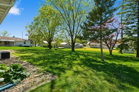 1110 N 2nd Street Manchester IA 52057