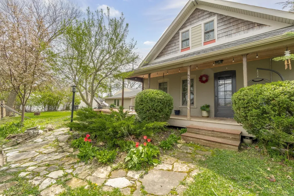 624 W 9th Street Cedar Falls IA 50613
