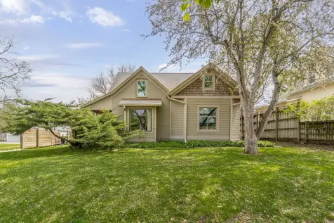 624 W 9th Street Cedar Falls IA 50613