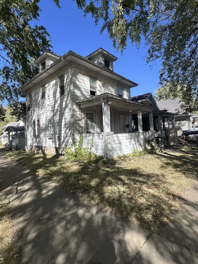 832 W 1st Waterloo IA 50701