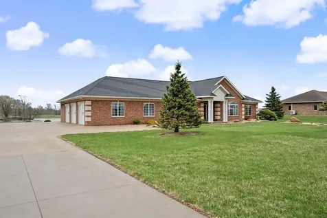 2104 332nd Avenue Dyersville IA 52040