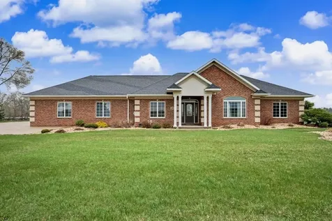 2104 332nd Avenue Dyersville IA 52040