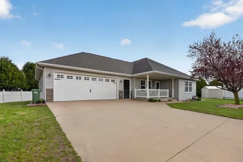 3817 Spring Court Waverly IA 50677