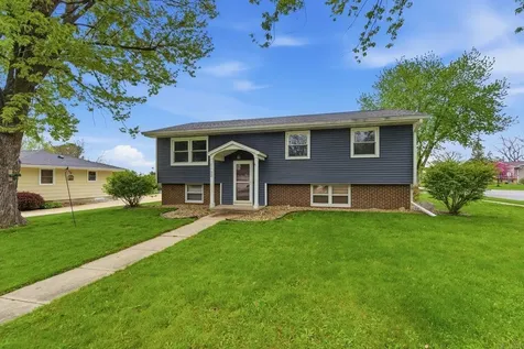 1102 Woodring Drive Waverly IA 50677