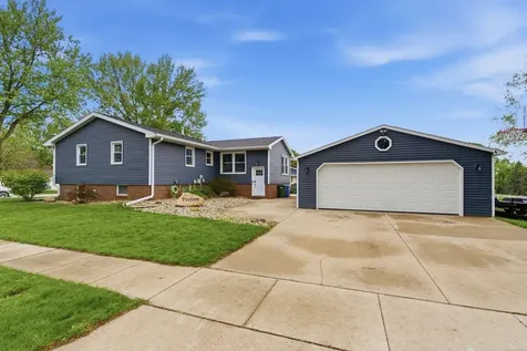 1102 Woodring Drive Waverly IA 50677