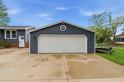 1102 Woodring Drive Waverly IA 50677