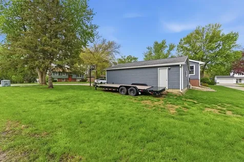 1102 Woodring Drive Waverly IA 50677