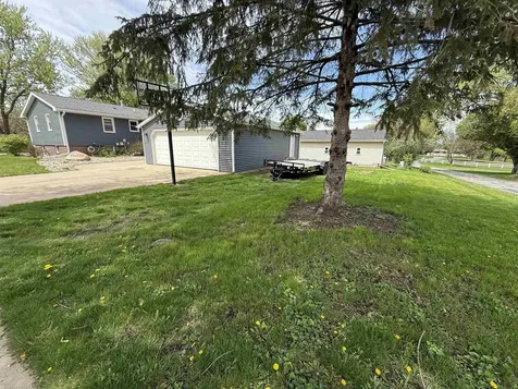 1102 Woodring Drive Waverly IA 50677