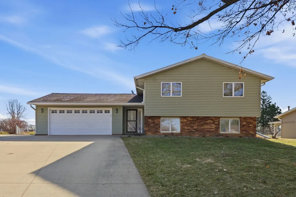 332 Fleur Drive New Hampton IA 50659