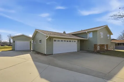 332 Fleur Drive New Hampton IA 50659