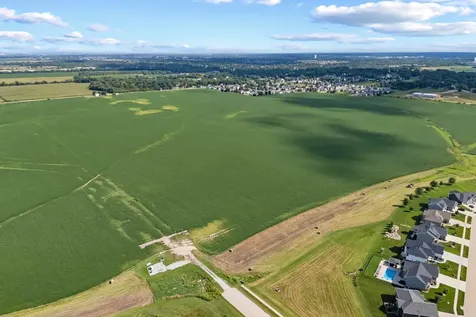 8.98 Acres M/l N Center Point Road Robins IA 52328