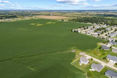 8.98 Acres M/l N Center Point Road Robins IA 52328